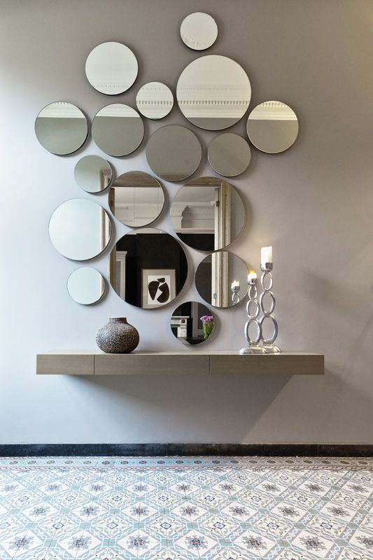 a circle wall mirror arrangement looks cool and modern, such an unusual decor idea