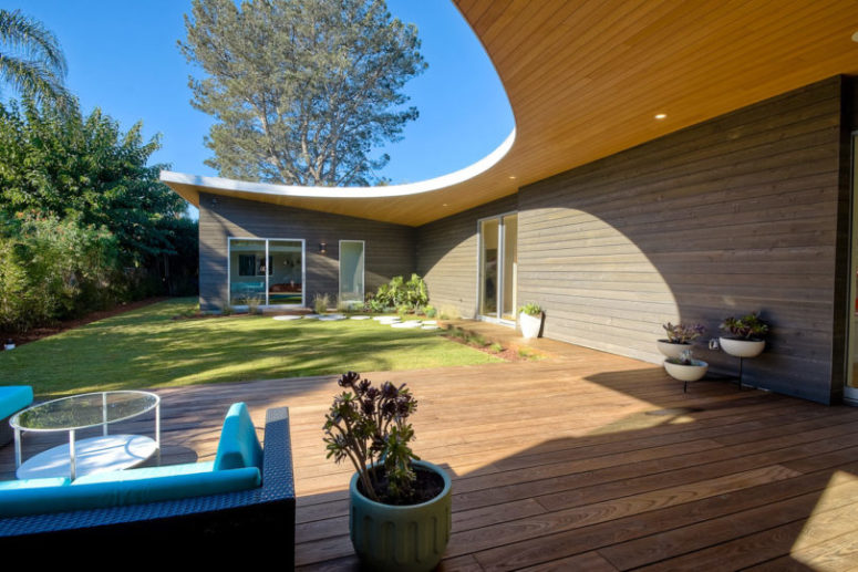 The house wall and the deck are clad with the same wood, which makes the space more inviting and cool The house wall and the deck are clad with the same wood, which makes the space more inviting and cool