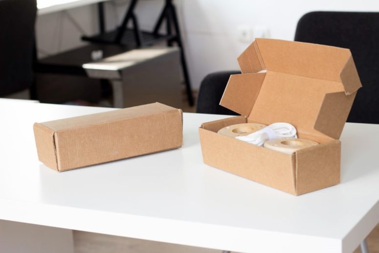 The whole shelf can be packed and taken with you in just one small box