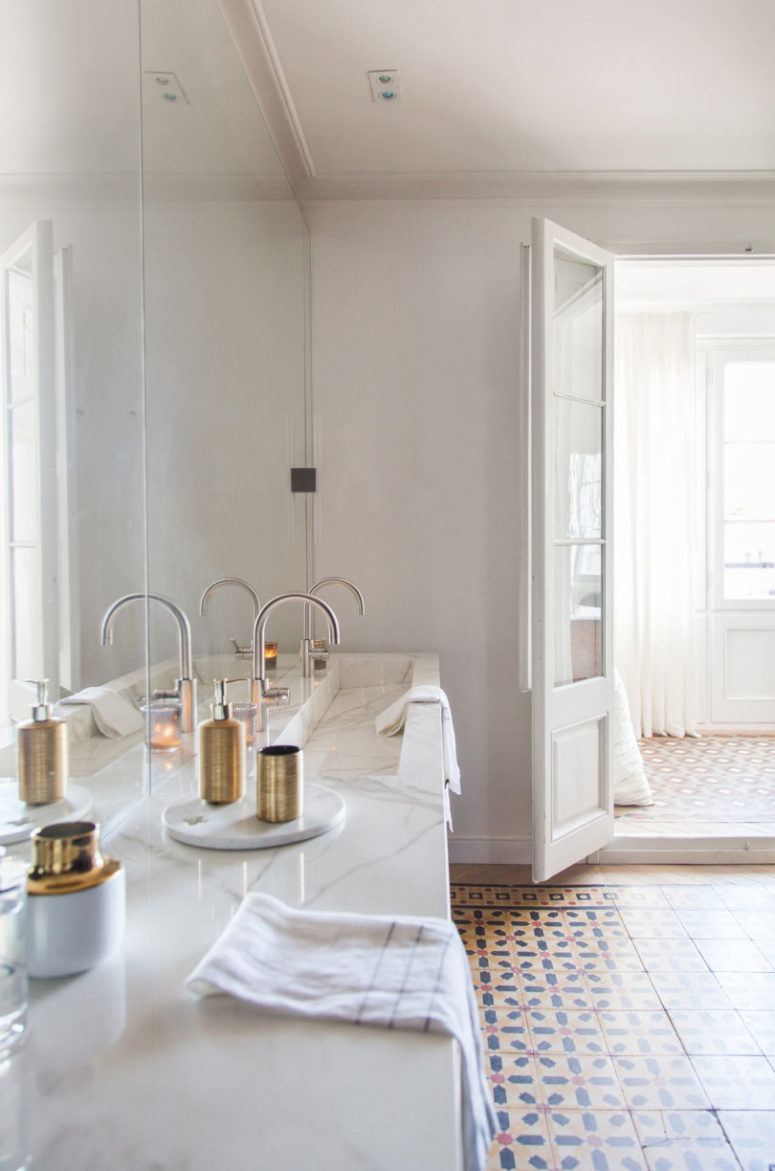 As there is an entrance to the balcony, the bathroom is flooded with natural light