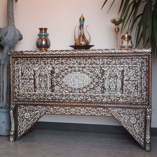 a wooden chest inlaid with mother of pearl can fit a boho chic or a Moroccan interior