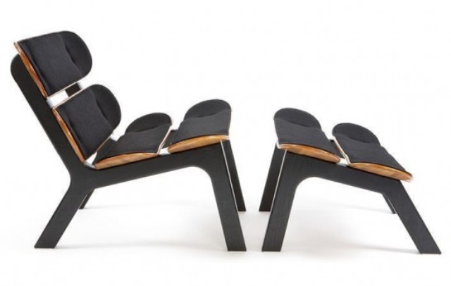 The frame is left natural, with a warm wood shade, and it contrasts the tufted upholstery