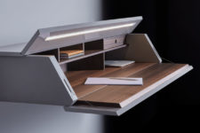 02 With a single gesture, the Dual-Flap opening system opens the large front door, transforming it into a practical desk top