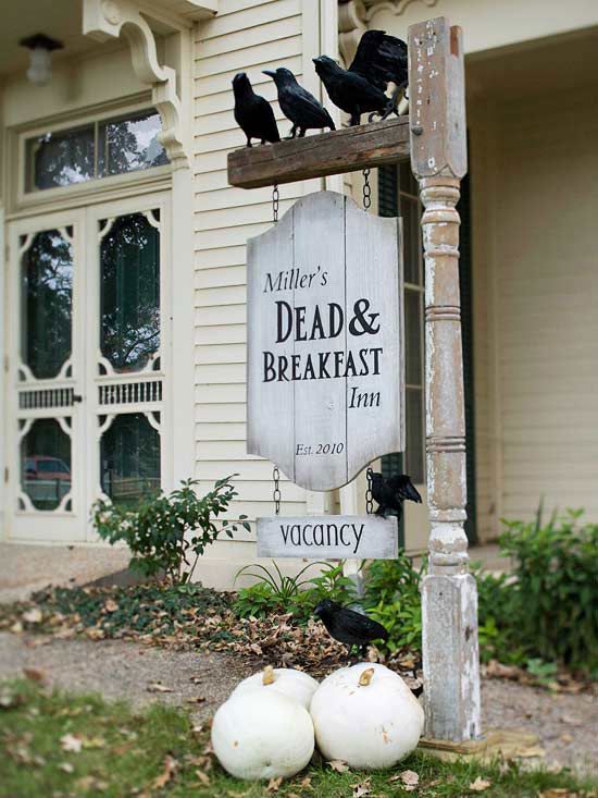 decorate your front yard with such a vintage-inspired sign, faux ravens and pumpkins