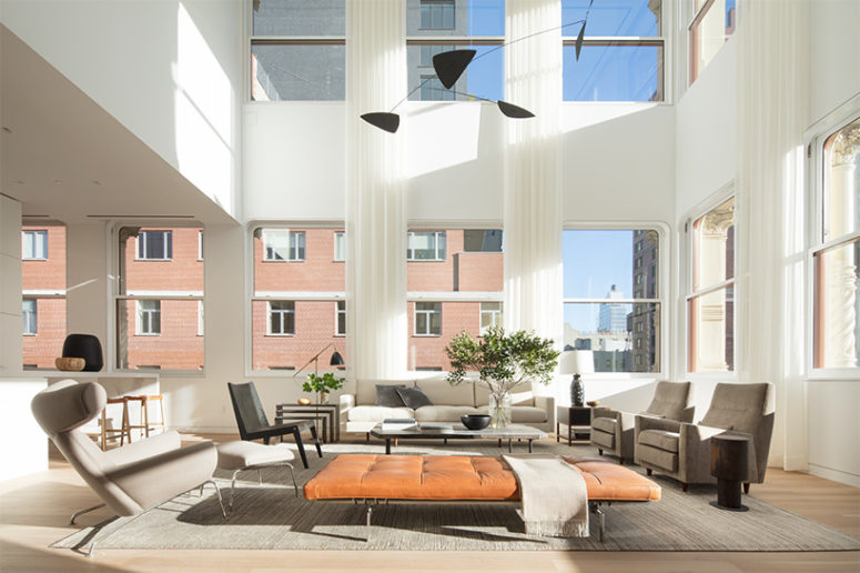 The colors used for decor are neutral and chic, there's much light in, and if it's not enough, you can always open the walls