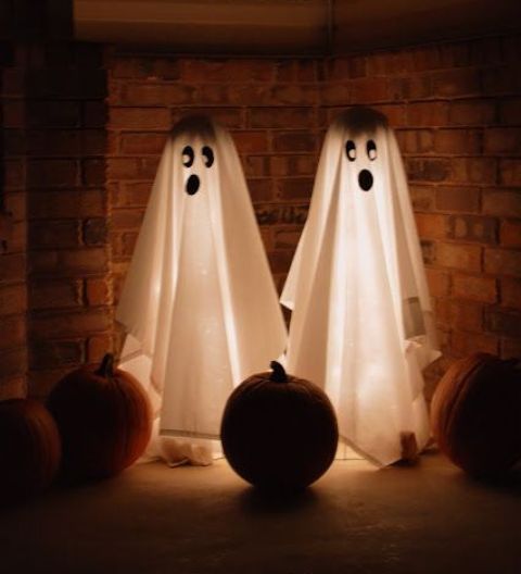 28 Halloween Ghost Decorations For Indoors And Outdoors - DigsDigs