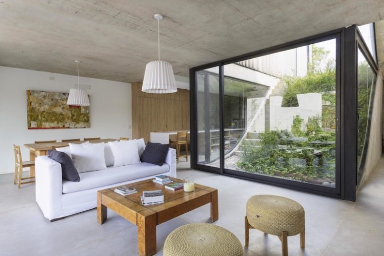 The color palette is neutral, it's done in white, beige, green and grey, the materials are natural