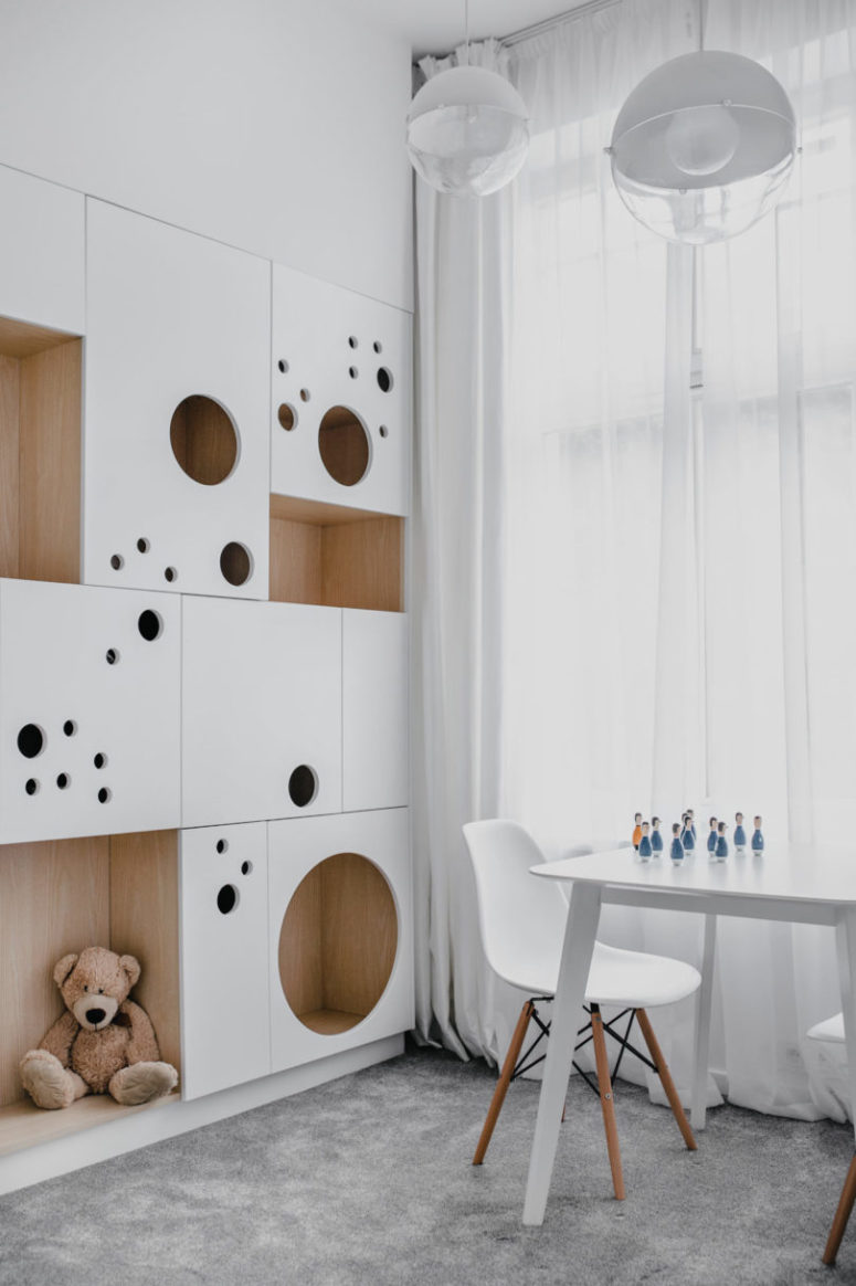 The kid's room is done in the same way, there's a cabinet wall with a polka dot print - these circles may be used as handles