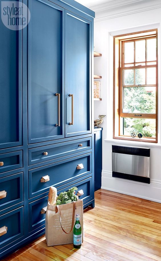 https://www.digsdigs.com/photos/2017/08/14-Parisian-bistro-inspired-kitchen-with-vibrant-blue-cabinets.jpg