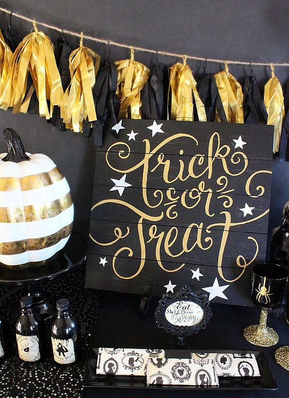 a black and white gold pallet Halloween sign with white stars for chic party decor