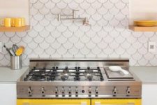 19 a sunny yellow cooker and matching touches for a chic modern kitchen