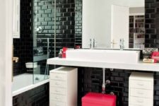 20 glossy black tiles with black grout for an eye-catchy monochrome space with pink accents