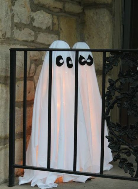 28 Halloween Ghost Decorations For Indoors And Outdoors - DigsDigs