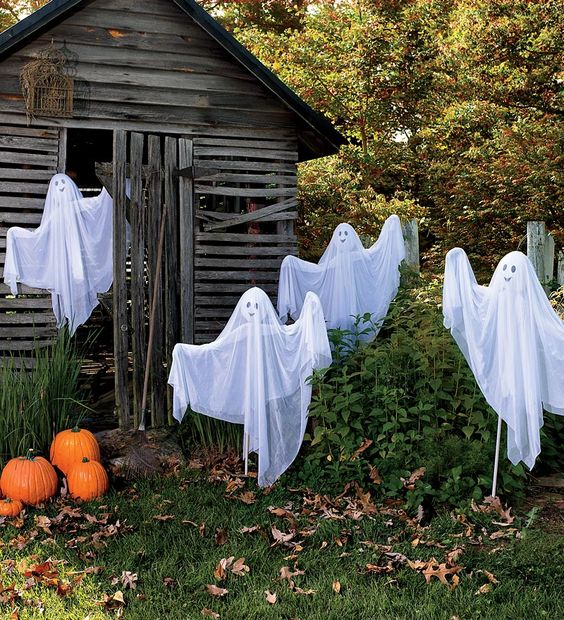 41 Halloween Ghost Decorations For Indoors And Outdoors - DigsDigs