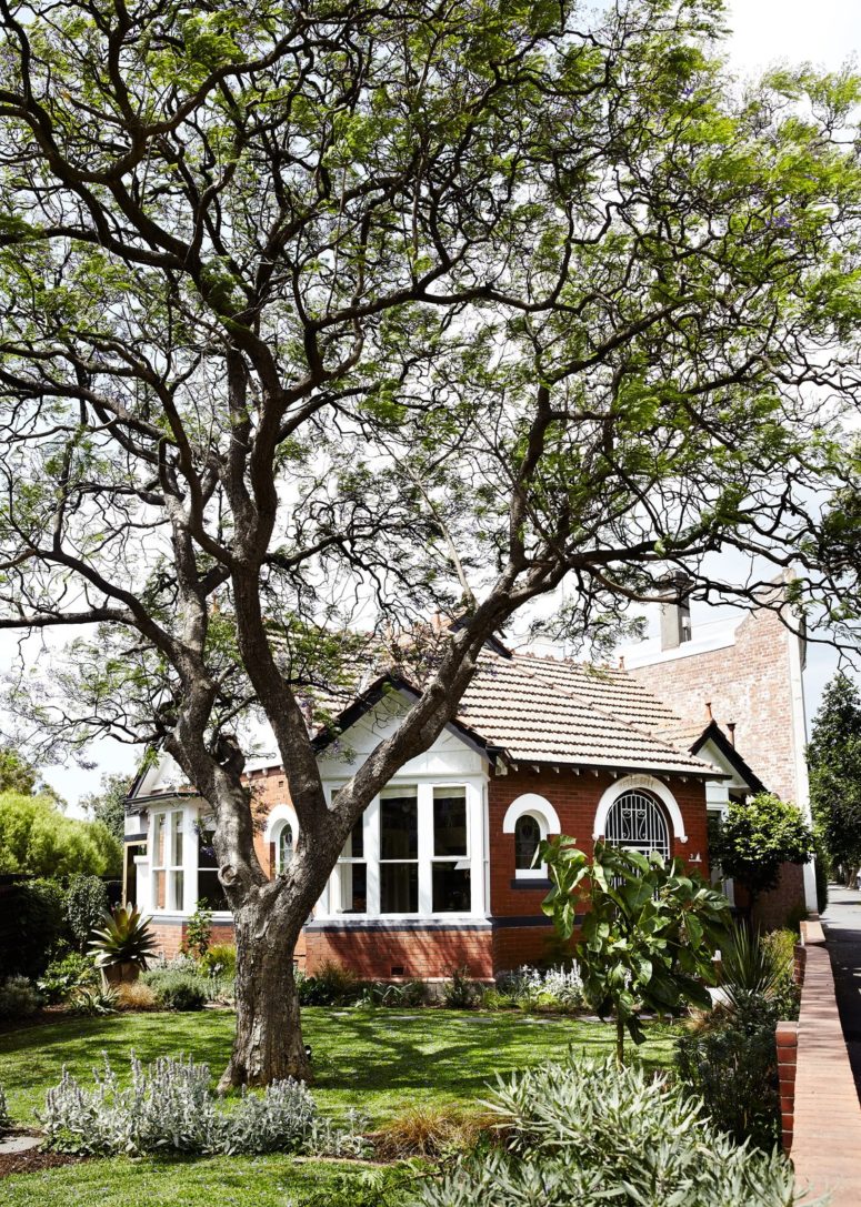 This cute Edwardian home of the 20th century was bought by an artist and her husband and they decided to leave the exterior as it is