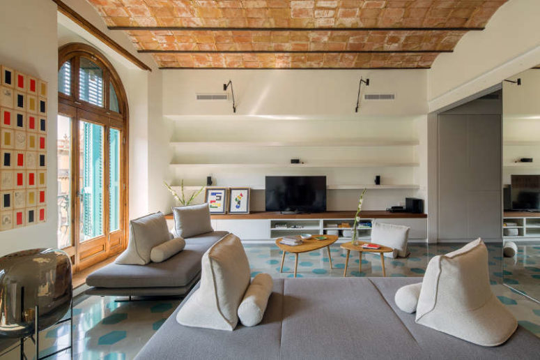 This modern and bold living space is located in a vintage building right in the center of Barcelona, and it features the spirit of this amazing city