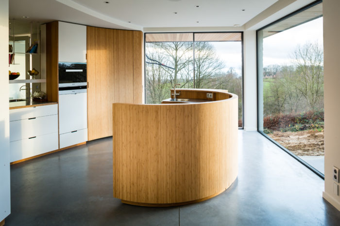 Practical Vibrant Kitchen With Minimalist Cabinets