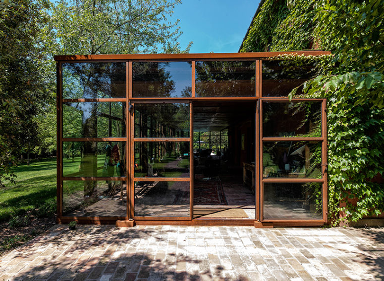 The glass volume is made of glass and corten, and such glazings make one feel outside while being inside The glass volume is made of glass and corten, and such glazings make one feel outside while being inside