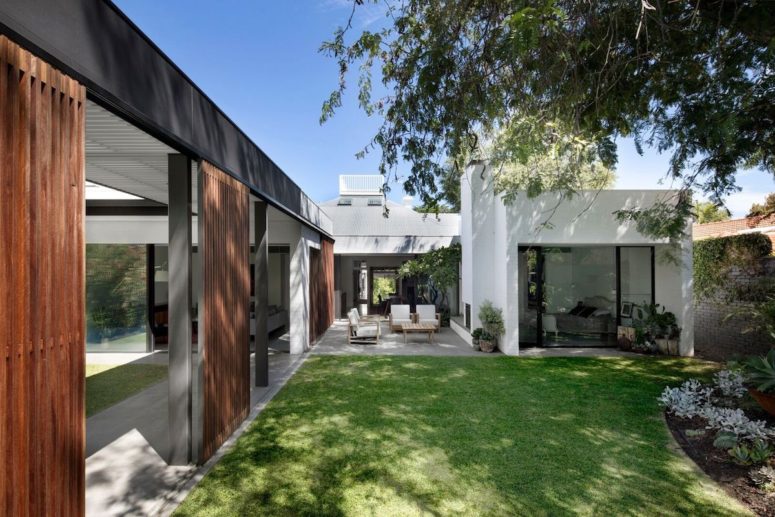 The timber panels can also be used for shade or privacy, depending on the weather conditions and the client’s needs The timber panels can also be used for shade or privacy, depending on the weather conditions and the client’s needs