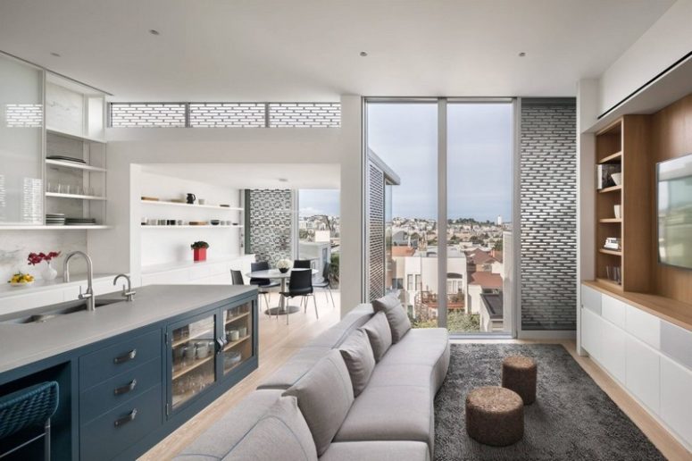 The views are kept unobtrusive and to keep some privacy there are some metal screens