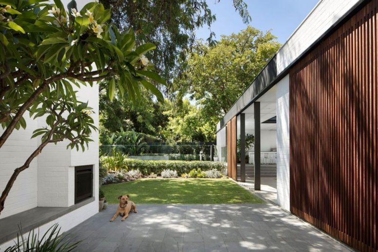 In spite of the obvious openness of the house towards nature, the property also offers a lot of privacy In spite of the obvious openness of the house towards nature, the property also offers a lot of privacy