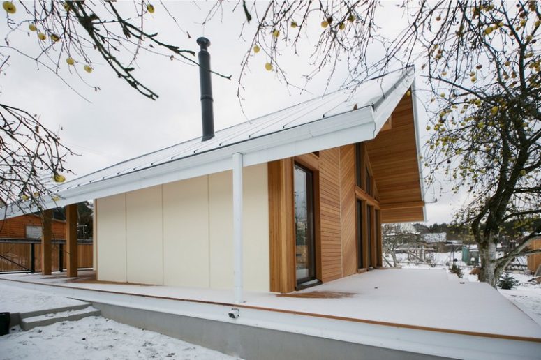 This is how the house looks from the outside, it's clad with wood, too, and an extensive roof protects the part of the terrace