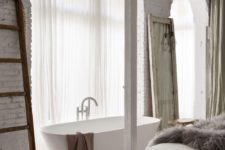 08 Big arched windows bring much light in, and a bathtub looks chic and gorgeous