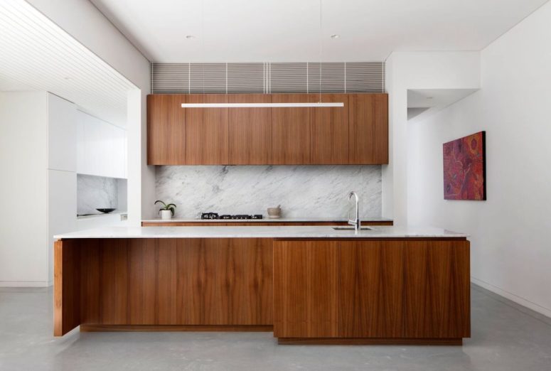 The palette of materials and colors used indoors is limited to a few simple choices which ensures a casual and pleasant ambiance The palette of materials and colors used indoors is limited to a few simple choices which ensures a casual and pleasant ambiance