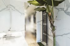 11 The banana tree is a whimsical addition to the bathroom