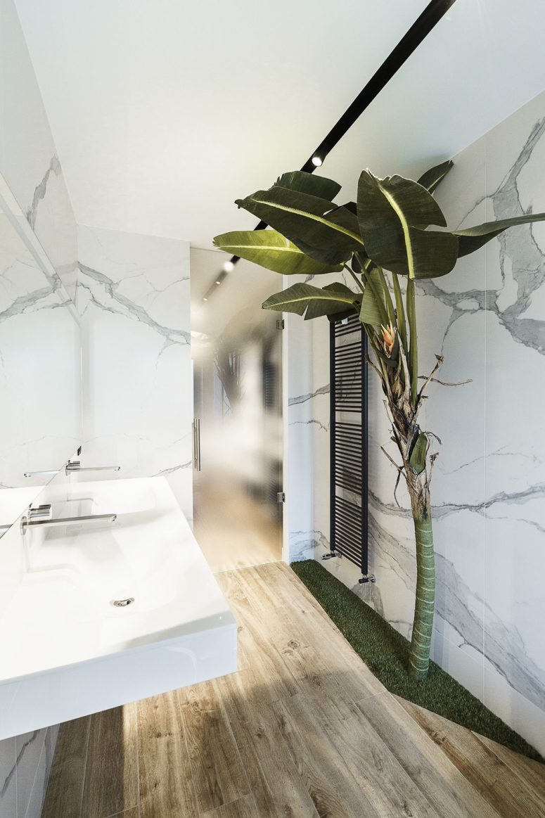 The banana tree is a whimsical addition to the bathroom