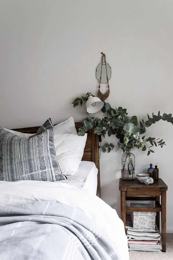 a stained wood headboard and stool to make the space cozier and comfier