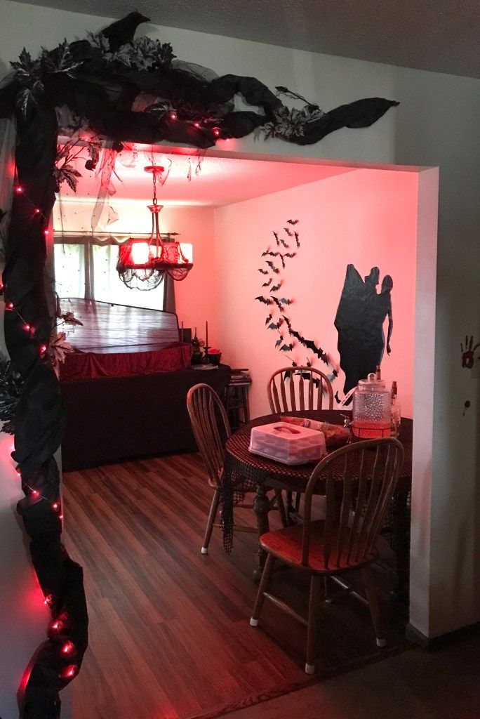 33 Cool Vampire Halloween Party Decor Ideas - DigsDigs