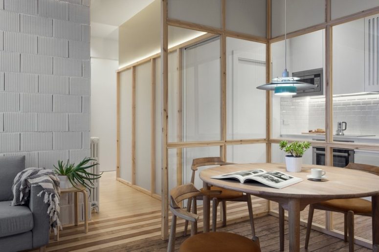 One of the most creative features is glass partitions with wooden framing that separated the dining zone and the kitchen