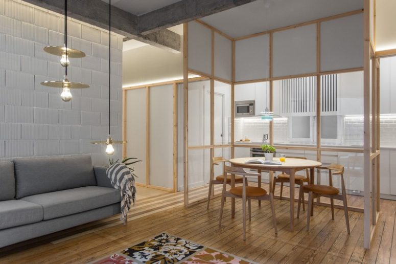 Though the space has an open layout, it seems that the areas are divided thanks to the partitions