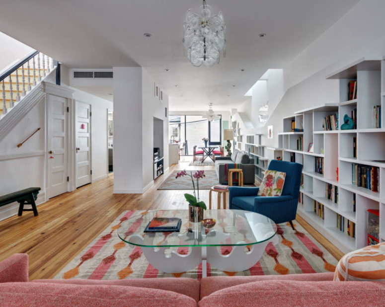 The main space is an open space with a dining space, a kitchen and a living room