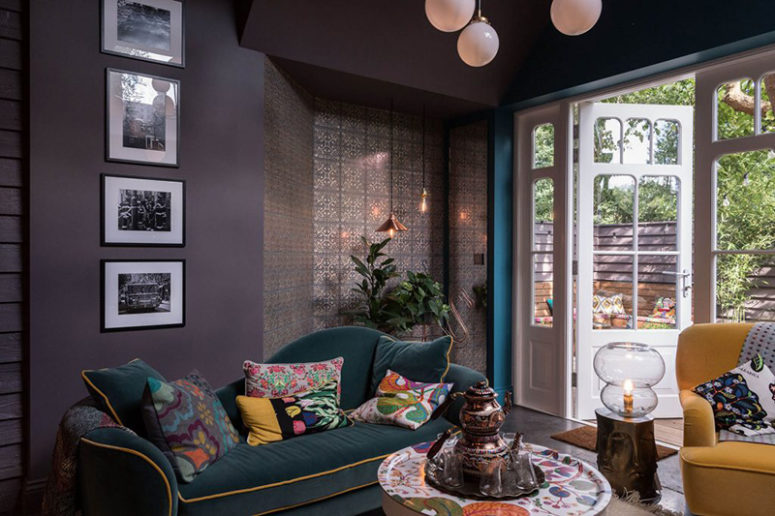 Every corner of every space is paid attention and looks cool and chic, for example, this cool nook with a potted plant