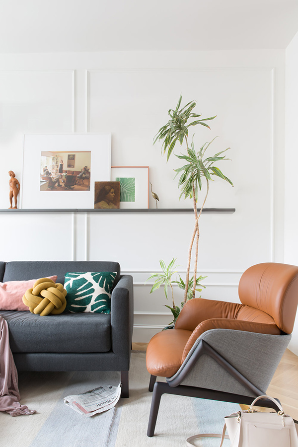 Some ledges are used to display artworks, and a comfy leather chair is a great piece