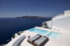 09 There’s a jacuzzi and an infinity pool that will give you a feel of swimming in the sea