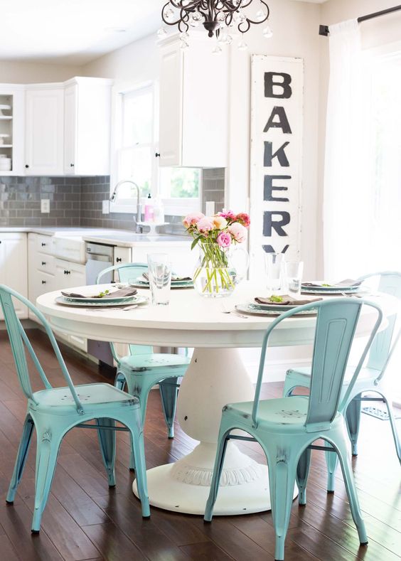 Round Pedestal Table Into Decor, Small Round Pedestal Kitchen Table And Chairs