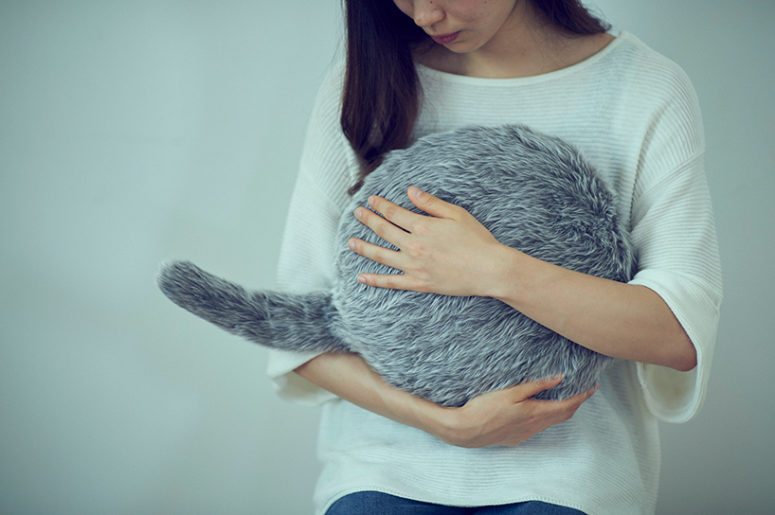 Such a pillow helps you relax and enjoy the tail movements, which are realistic