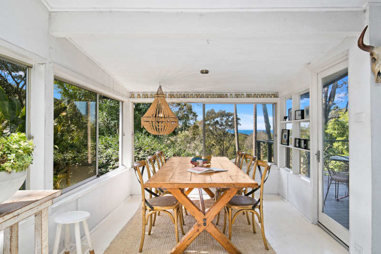 The dining space is fully glazed to make it feel like outdoors, and every window can be completely opened to the spaces around