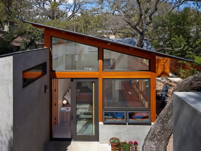 There are many glazed walls to open the house to outdoors and bring much light in
