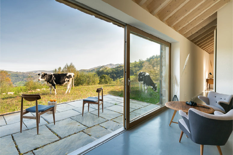The inner and outer spaces are blurred thanks to these large windows
