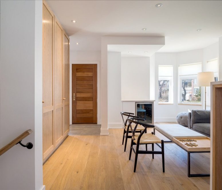 The storage is hidden behind wooden panels and the coffee table doubles as an ottoman