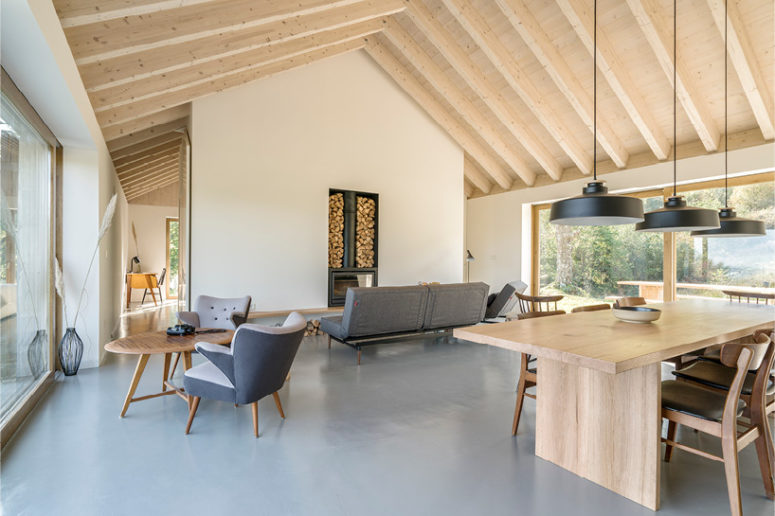 There's a sitting zone by one of the windows and a dining space in the center to cath the views from both sides