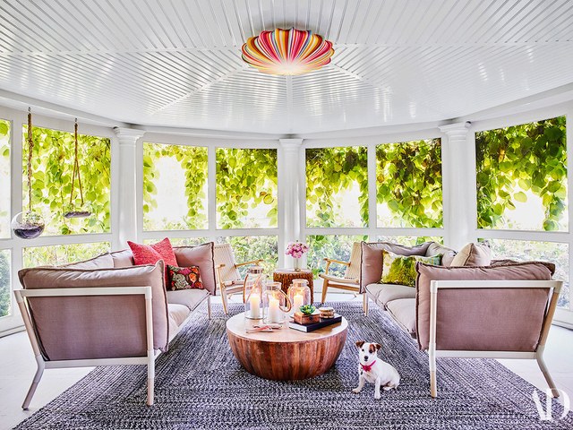 The sunroom is decorated in dusty pink and grey, it's rather calm and peaceful