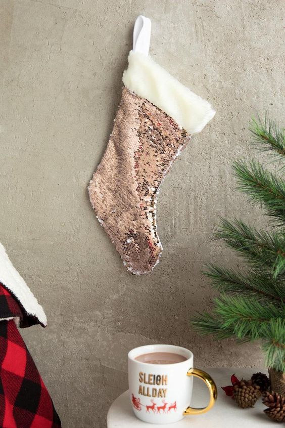 25 Sequin Christmas Decor Ideas For Glam Lovers - DigsDigs