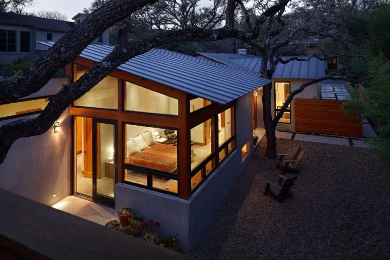 Here's how the parts of the house look night, the lot is really private and comfy