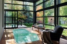 09 There’s a cool bath space with framed glass walls and a jacuzzi, which can be opened to outdoors