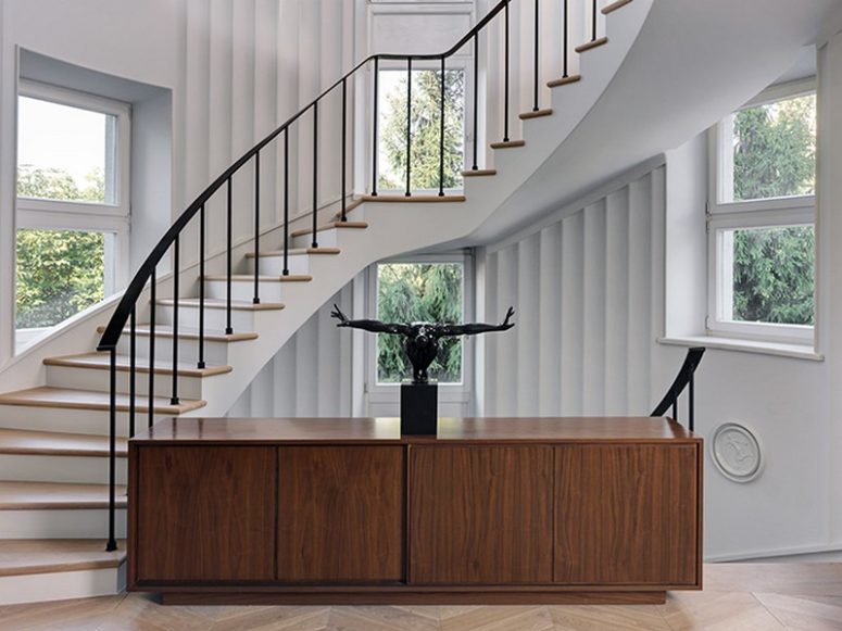 Even the awkward corners are decorated in a stylish way